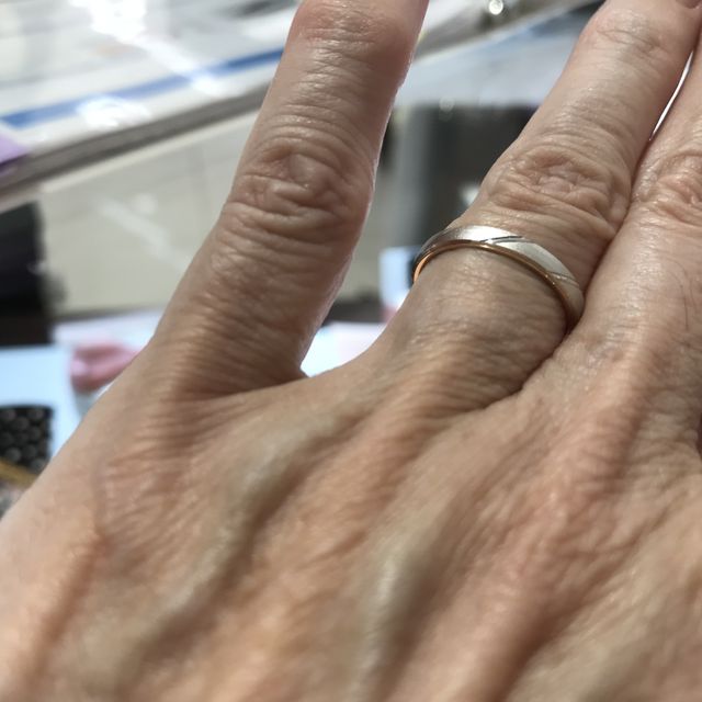 【Only You(オンリーユー)の口コミ】 表面はプラチナで　艶消しをされていて
斜めカットのデザインがあります、…