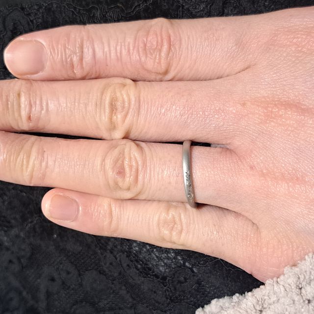 【ケイウノ ブライダル(K.UNO BRIDAL)の口コミ】 アレンジ次第でどんな表情にもなるデザインだと思います。私は右側にバラ…