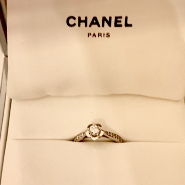 【シャネル(CHANEL)の口コミ】 とにかくダイヤの台座がカメリア の花の形を模していて、とてもかわいい上…
