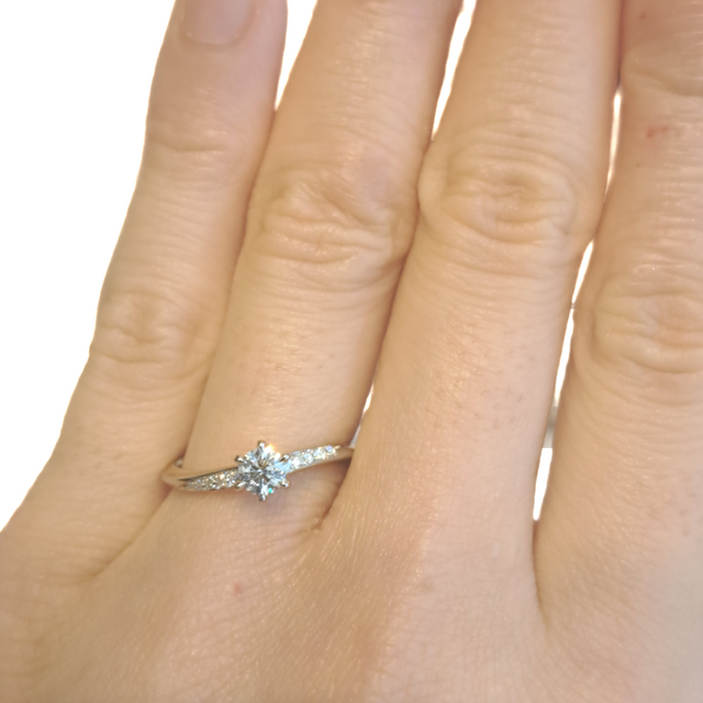 【ケイウノ ブライダル(K.UNO BRIDAL)の口コミ】 指が美しく長く見える、ということでウェーブデザインの指輪を探していま…
