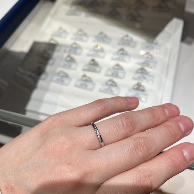 【銀座ダイヤモンドシライシの口コミ】 キラキラしたダイアモンドが斜めに入った指輪が多くあり魅力的であり、い…