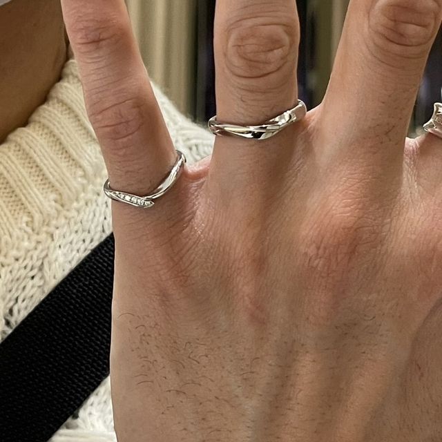 【俄(にわか)の口コミ】 指輪1つ1つに物語や情景が浮かぶ用なデザインが多く、また木目のデザイン…