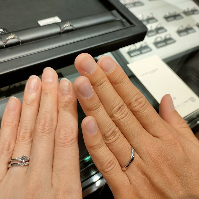 【ラザール ダイヤモンド(LAZARE DIAMOND)の口コミ】 指が長く見えるV字のデザインにしました。石はそれほど大きくないのですが…