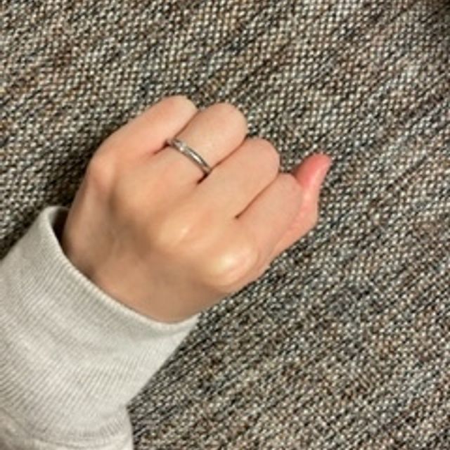 【銀座ダイヤモンドシライシの口コミ】 一つだけついているダイヤがシンプルで普段身に着けやすいと思い決めまし…