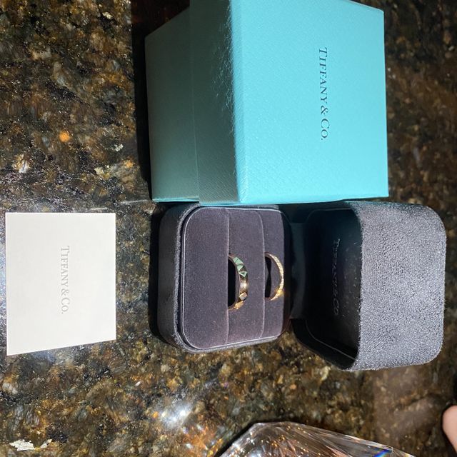 【ティファニー(Tiffany & Co.)の口コミ】 指輪のデザインとしては細めで真ん中が絞られた形になっているのでむっち…