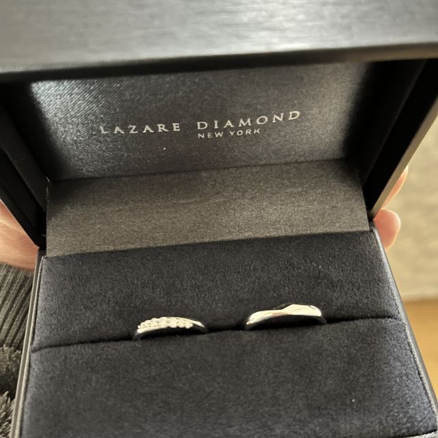 【ラザール ダイヤモンド【取扱店販売】の口コミ】 ダイヤが埋め込まさっていないので、より立体的にダイヤモンドが輝いて見…