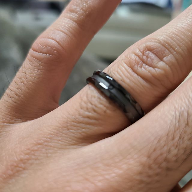 【MIORING(ミオリング)の口コミ】 結婚指輪はシルバー系の色が多いなか、ブラックでとても個性がありかっこ…