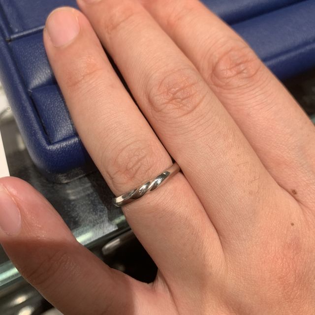 【銀座ダイヤモンドシライシの口コミ】 夫の指輪を探していたのですが、私がすでに決めた結婚指輪とのデザインの…