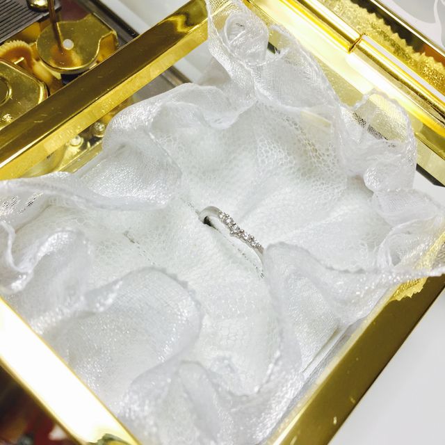 【4℃ BRIDAL(ヨンドシーブライダル)の口コミ】 エンゲージリングを同ブランドで購入していたので、重ねてつけて違和感の…