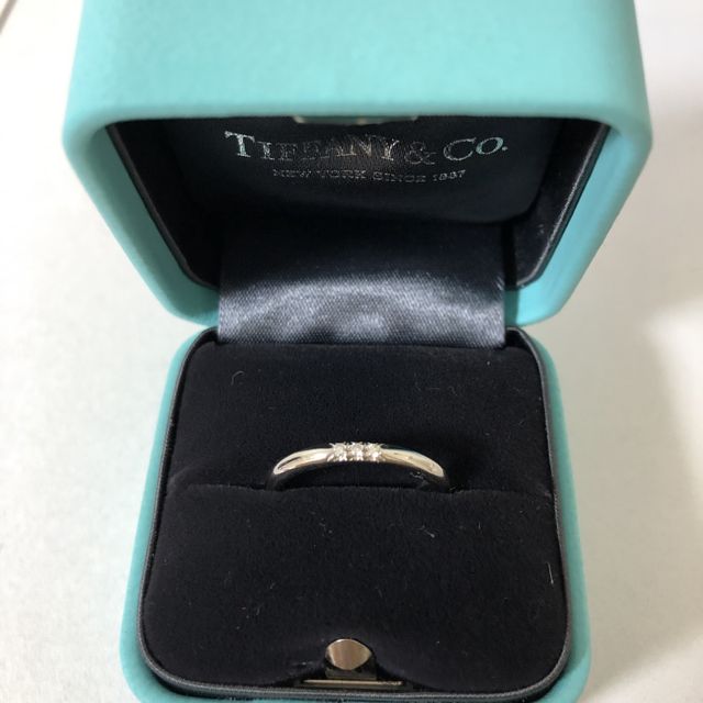 【ティファニー(Tiffany & Co.)の口コミ】 他のブランドとも迷いましたが、婚約指輪との重ね付けを重視しました。
同…