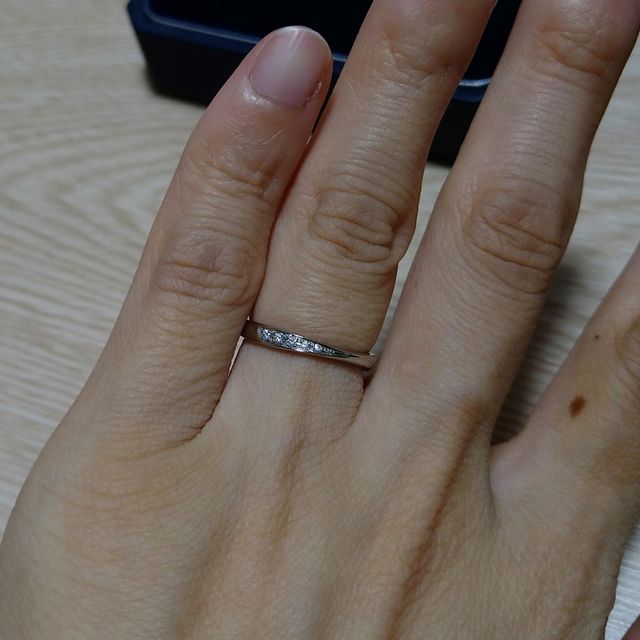 【銀座ダイヤモンドシライシの口コミ】 石が入っているのでキラキラしていますが、石が主張しすぎないところがよ…