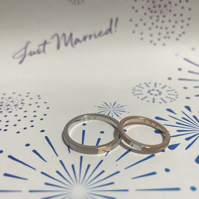 【ichi(イチ)の口コミ】 布目象嵌という技術を駆使した表面。
ピンクゴールドとシルバーの指輪にそ…