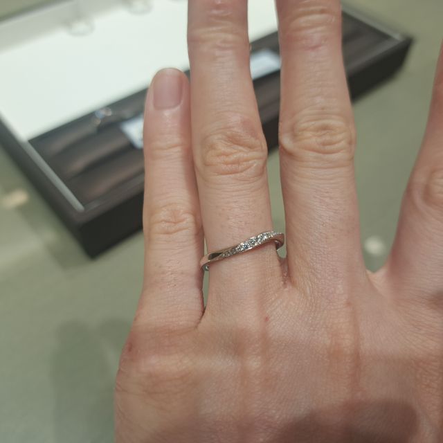 【アイプリモ(I-PRIMO)の口コミ】 指が長く美しく見えるウェーブデザインで、正面からだけでなく側面から見…