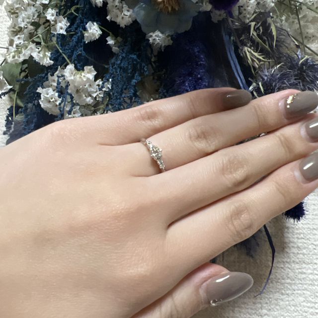 【銀座ダイヤモンドシライシの口コミ】 こちらのデザインはダイヤモンドの周りにも小さいダイヤが入っているので…