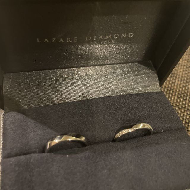 【ラザール ダイヤモンド(LAZARE DIAMOND)の口コミ】 最初はゴールドのものとも迷いました。しかし、流行り廃りのない婚約指輪…
