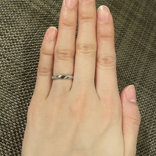 【ラザール ダイヤモンド(LAZARE DIAMOND)の口コミ】 最初はゴールドのものとも迷いました。しかし、流行り廃りのない婚約指輪…