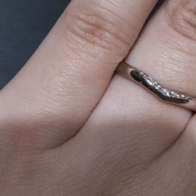 【ラザール ダイヤモンド(LAZARE DIAMOND)の口コミ】 こちらのティリアという指輪は、V字のラインが深くなく、使いやすいデザイ…