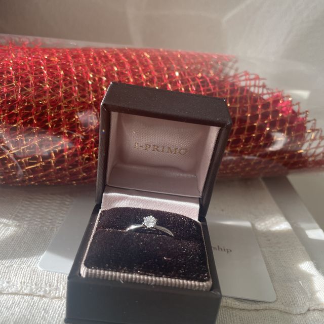 【アイプリモ(I-PRIMO)の口コミ】 指輪の中に、記念日が彫刻されておりとても嬉しいです！指輪をもらったの…