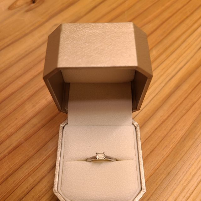 【ORECCHIO(オレッキオ)の口コミ】 エメラルドカットのダイヤが良くてこのブランドに決めました。派手すぎず…