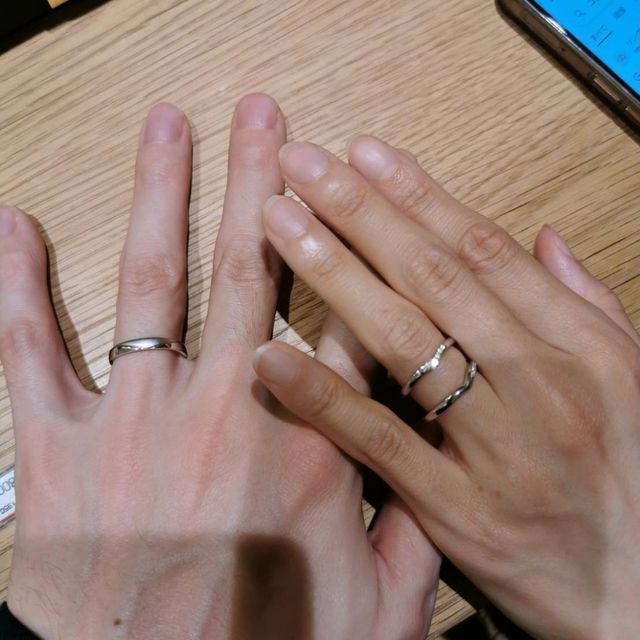 【with Happiness..の口コミ】 with Happiness..のLOVEという指輪です。
ふっくりとしたゆるいＶ字のライ…