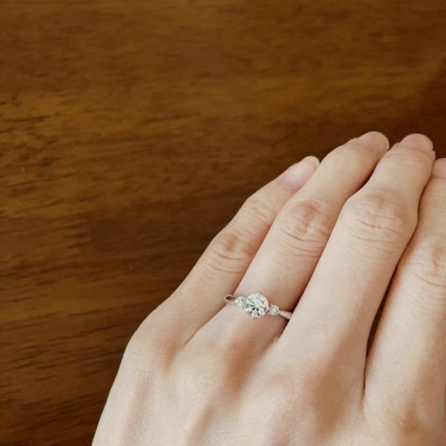 【TASAKI(タサキ)の口コミ】 センターダイヤモンドだけでも存在感を放ちますが、サイドのダイヤモンド…