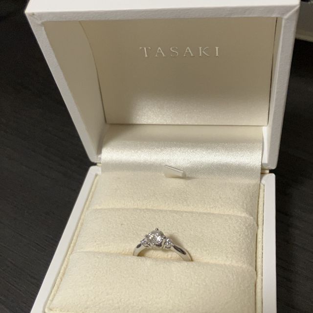 【TASAKI(タサキ)の口コミ】 センターダイヤモンドだけでも存在感を放ちますが、サイドのダイヤモンド…