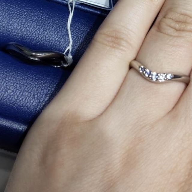 【銀座ダイヤモンドシライシの口コミ】 V字でダイヤモンドがついている結婚指輪を探していて、こちらが目に留まり…