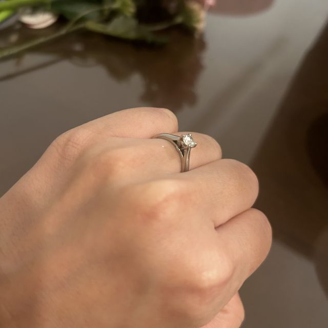 【カルティエ(Cartier)の口コミ】 婚約指輪といえば、一粒ダイヤの印象が強かったので王道の一粒ダイヤ、カ…