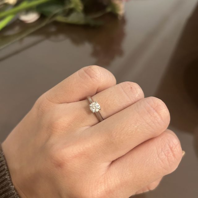 【カルティエ(Cartier)の口コミ】 婚約指輪といえば、一粒ダイヤの印象が強かったので王道の一粒ダイヤ、カ…