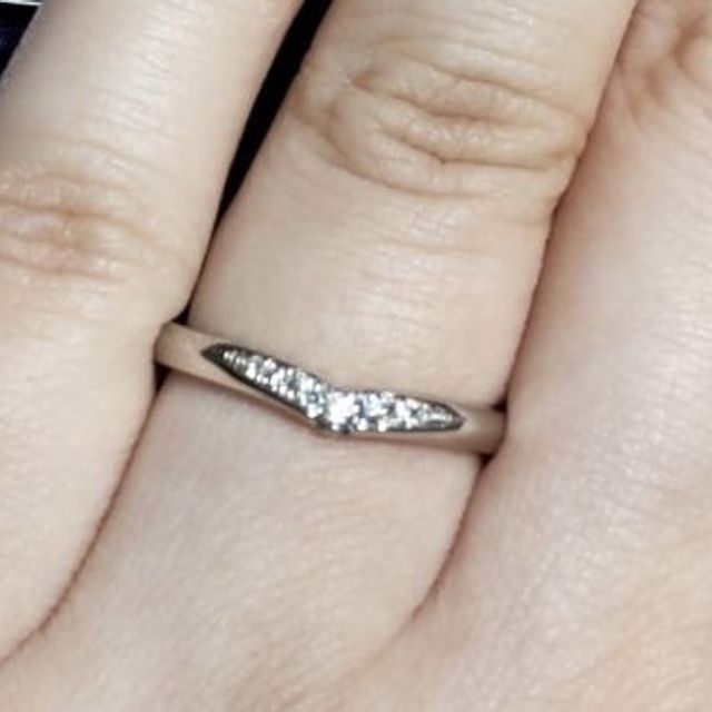 【銀座ダイヤモンドシライシの口コミ】 V字でダイヤモンドはついているけどシンプルめな指輪を探していて、こちら…
