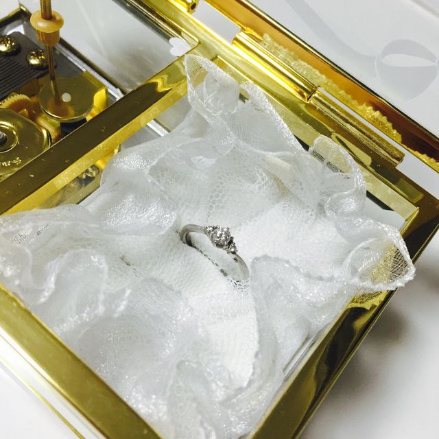 【4℃ BRIDAL(ヨンドシーブライダル)の口コミ】 プロポーズされたつぎの日に買いに行き、クリスマス限定エンゲージリング…