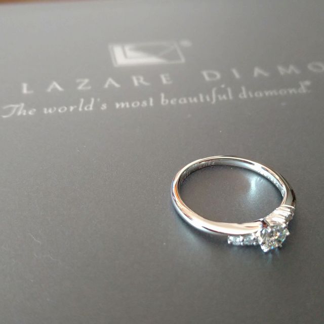 【ラザール ダイヤモンド(LAZARE DIAMOND)の口コミ】 デザインが可愛く、ダイヤの輝きが他とは違うと思いました。
明るい場所だ…