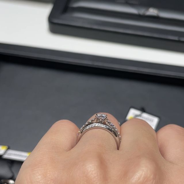 【ラザール ダイヤモンド(LAZARE DIAMOND)の口コミ】 ハーフエタニティになっており、光の加減で指輪全体がキラキラ輝いて見え…