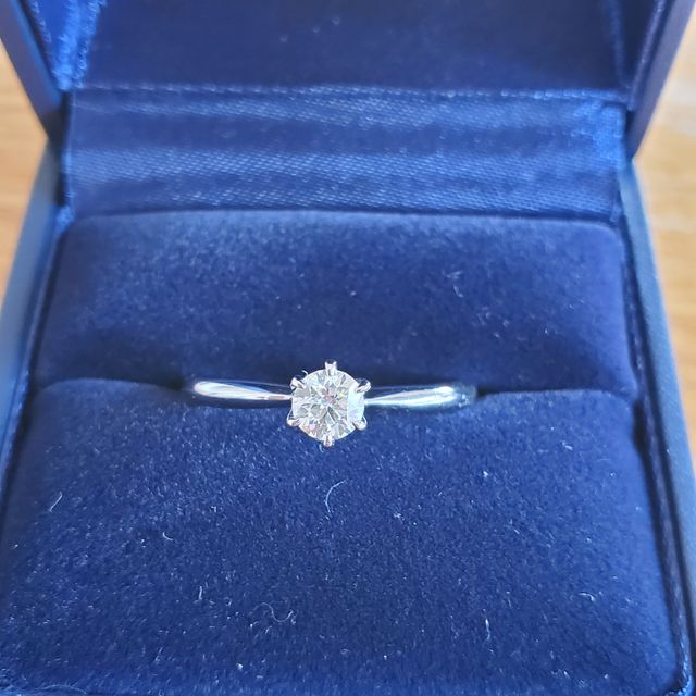 【銀座ダイヤモンドシライシの口コミ】 リング部分のサイズが自由に変えられるタイプなのでプロポーズ時に相手の…