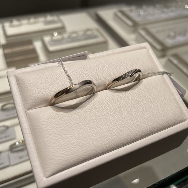 【エクセルコダイヤモンド(EXELCO DIAMOND)の口コミ】 シンプルでつけやすいデザインを探していました。自分たちの希望にぴった…