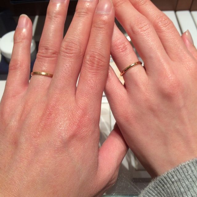 【銀座ダイヤモンドシライシの口コミ】 婚約指輪と合わせられるシンプルなゴールドの物が欲しくて、こちらに決め…