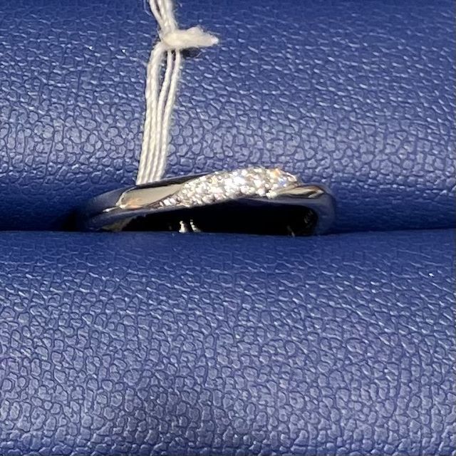 【銀座ダイヤモンドシライシの口コミ】 カーブをしていることで、指がキレイに見えるので試着してみました。ダイ…