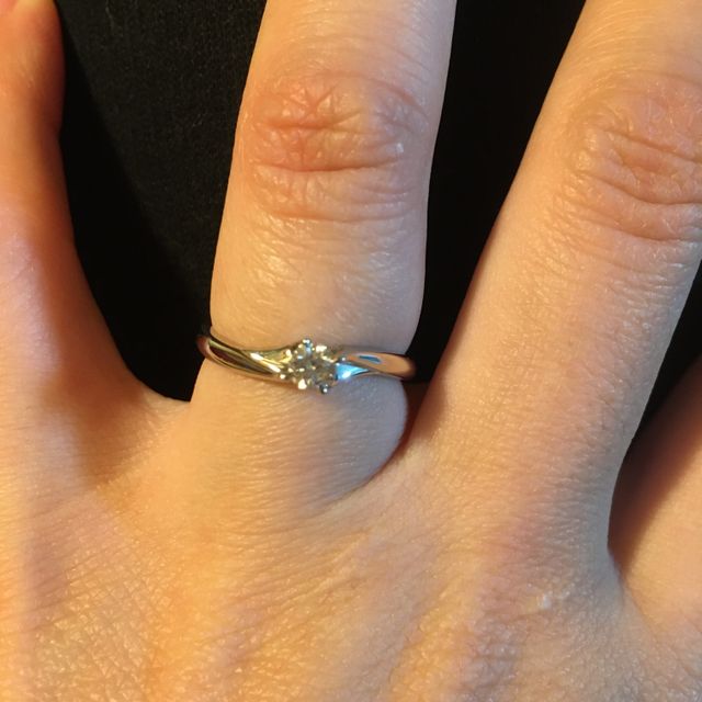 【アイプリモ(I-PRIMO)の口コミ】 石の高さが低めで普段使いしやすいものを選びました。婚約指輪なので婚約…