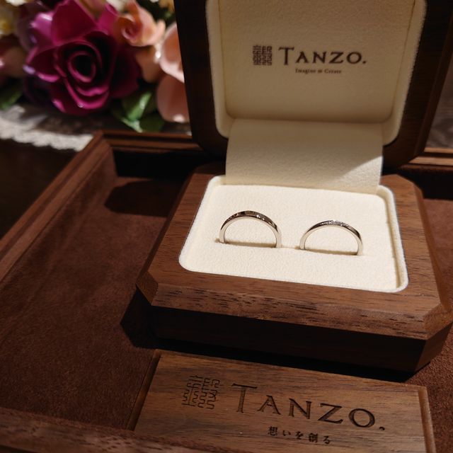【TANZO.(鍛造指輪)の口コミ】 フルオーダーで、自分たちの好みの結婚指輪を作ることができました。シン…