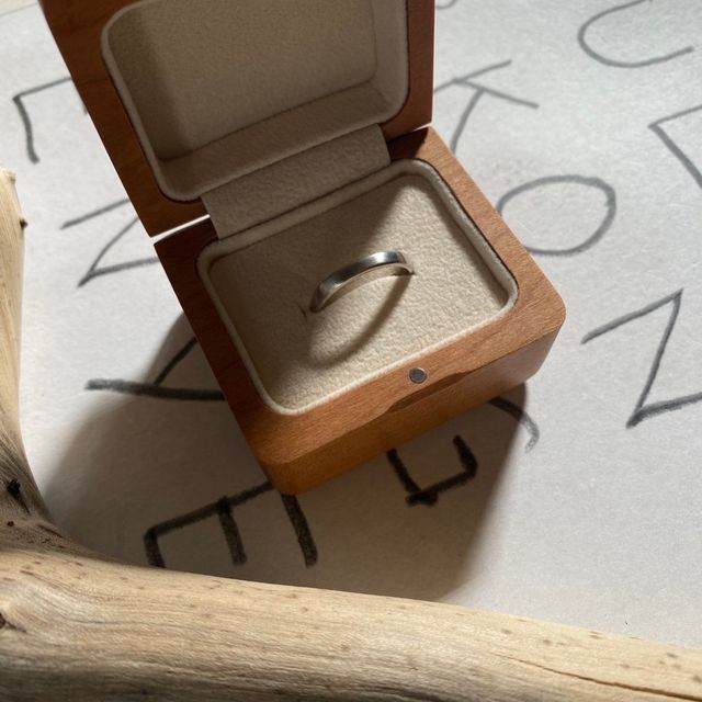 【atelier ST, CAT(アトリエ エスティーキャット)の口コミ】 デザイン性がありつつもシンプルなデザインに惹かれました。
同じデザイン…