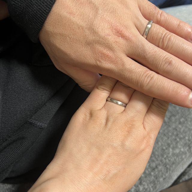 【4℃ BRIDAL(ヨンドシーブライダル)の口コミ】 シンプルで、とても付け心地の良い指輪です。
年代問わずスッキリとしたデ…
