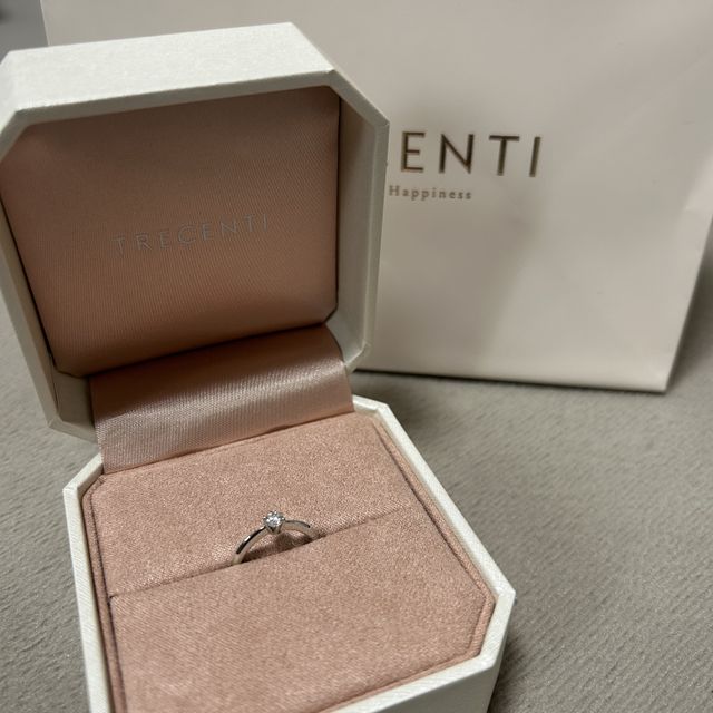 【TRECENTI(トレセンテ)の口コミ】 指輪自体がダイヤに近づくにつれて細くなっており指が細く綺麗に、ダイヤ…