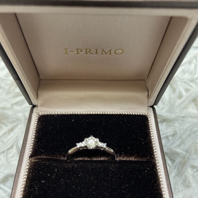 【アイプリモ(I-PRIMO)の口コミ】 リングは華奢です。ダイヤモンドの輝きがとても綺麗で、室内の暗い場所で…