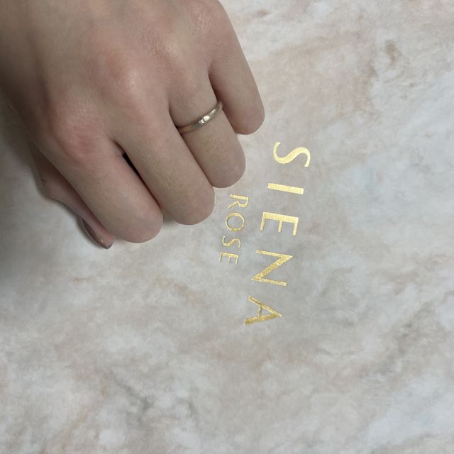 【SIENAROSE(シエナロゼ)の口コミ】 指を綺麗に見せてくれる指輪だったのでこちらに決めさせて頂きました。着…
