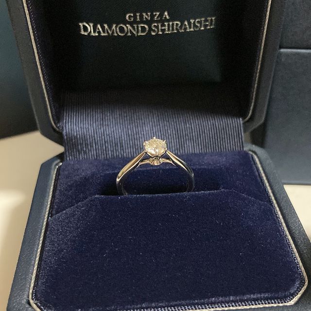 【銀座ダイヤモンドシライシの口コミ】 ダイヤか本当に大きくて綺麗でした。リングのデザインも豊富でした。真ん…