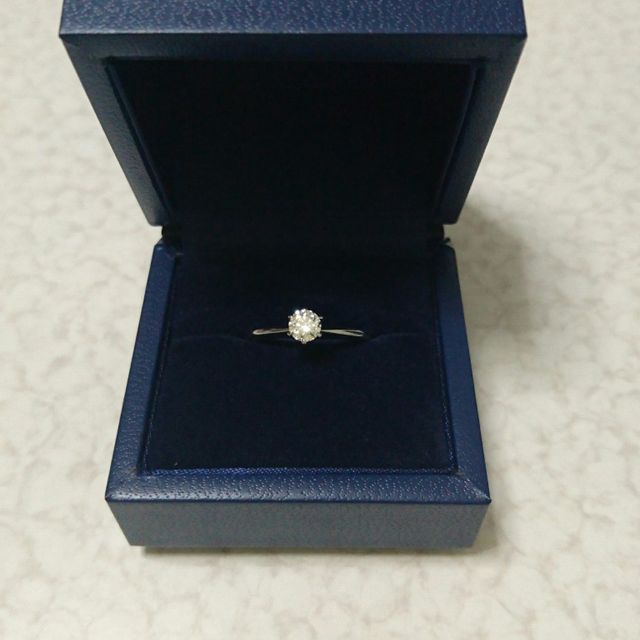 【銀座ダイヤモンドシライシの口コミ】 プロポーズリングシステムを利用し、
ダイヤモンドは自身で選び、
リング…