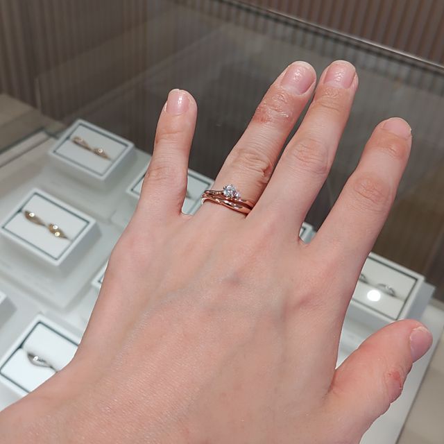 【LOVE NOTESの口コミ】 婚約指輪セレナーデが気になっており、その流れでセットの結婚指輪セレナ…