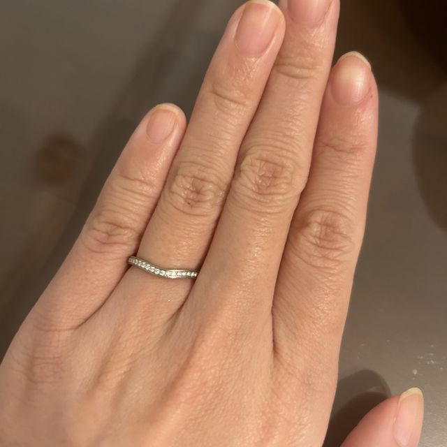 【カルティエ(Cartier)の口コミ】 ハーフダイヤですが光にきれいに反射しますので、日々目に入ります。
V字…