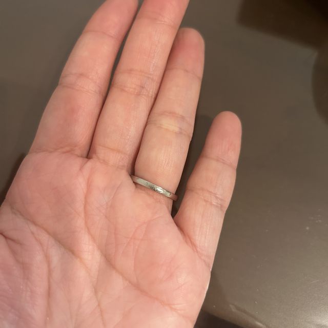 【カルティエ(Cartier)の口コミ】 ハーフダイヤですが光にきれいに反射しますので、日々目に入ります。
V字…