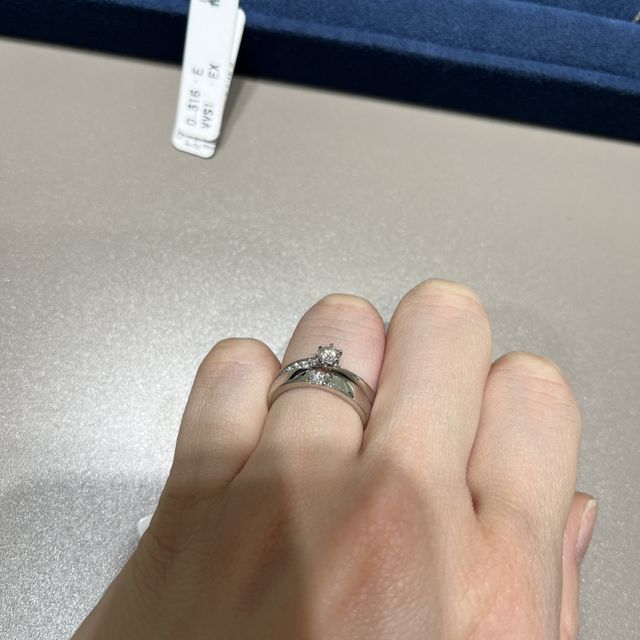 【4℃ BRIDAL(ヨンドシーブライダル)の口コミ】 リングが全体にウェーブしているのではなく、リング自体はストレートです…